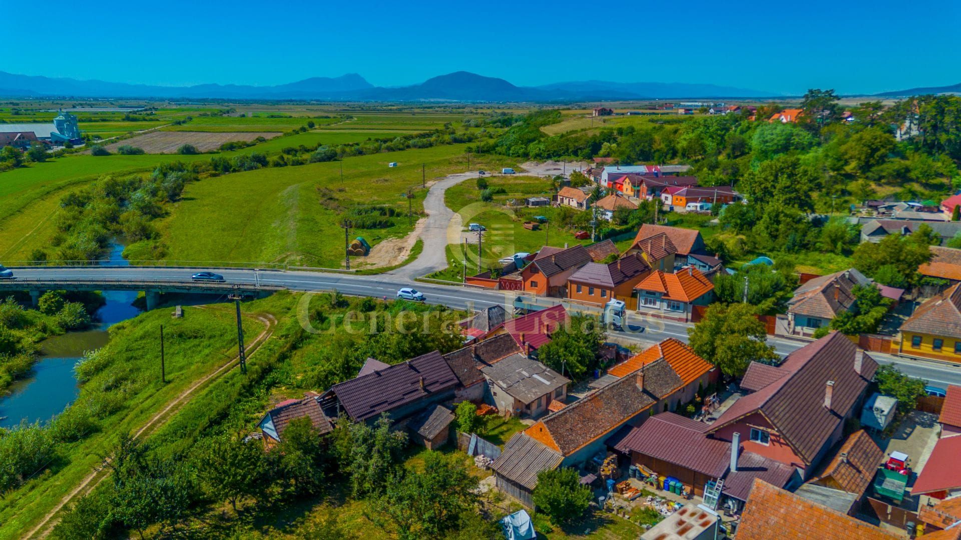 Casă cu grădină de 1.100 mp, livadă proprie